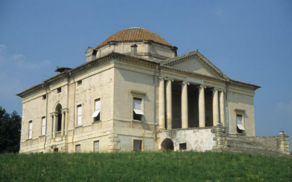 Villa dengan arsitektur klasik bergaya Palladian